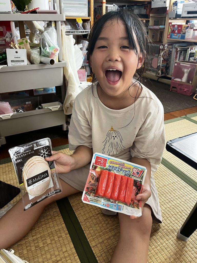お買い物したカニカマとハム