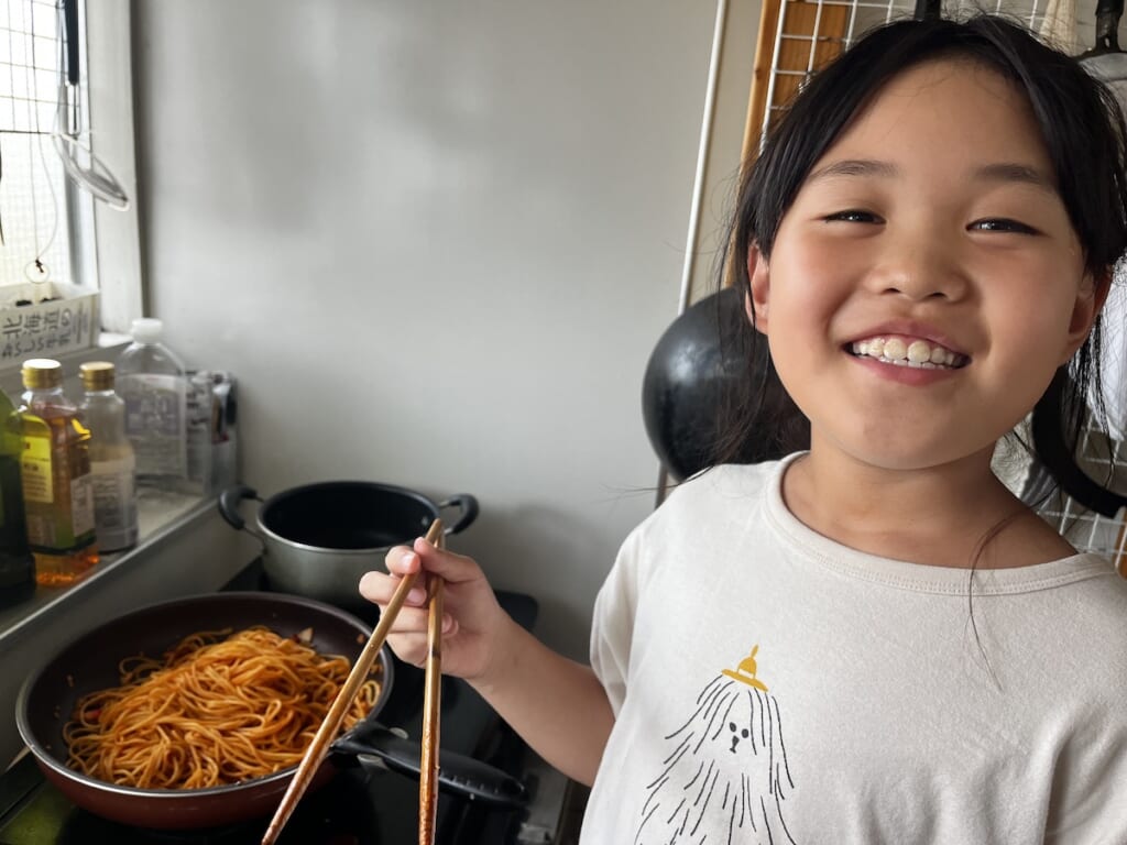 スパゲッティを作る娘